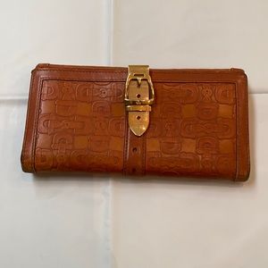 Gucci wallet leather matches the hobo listed in the closet